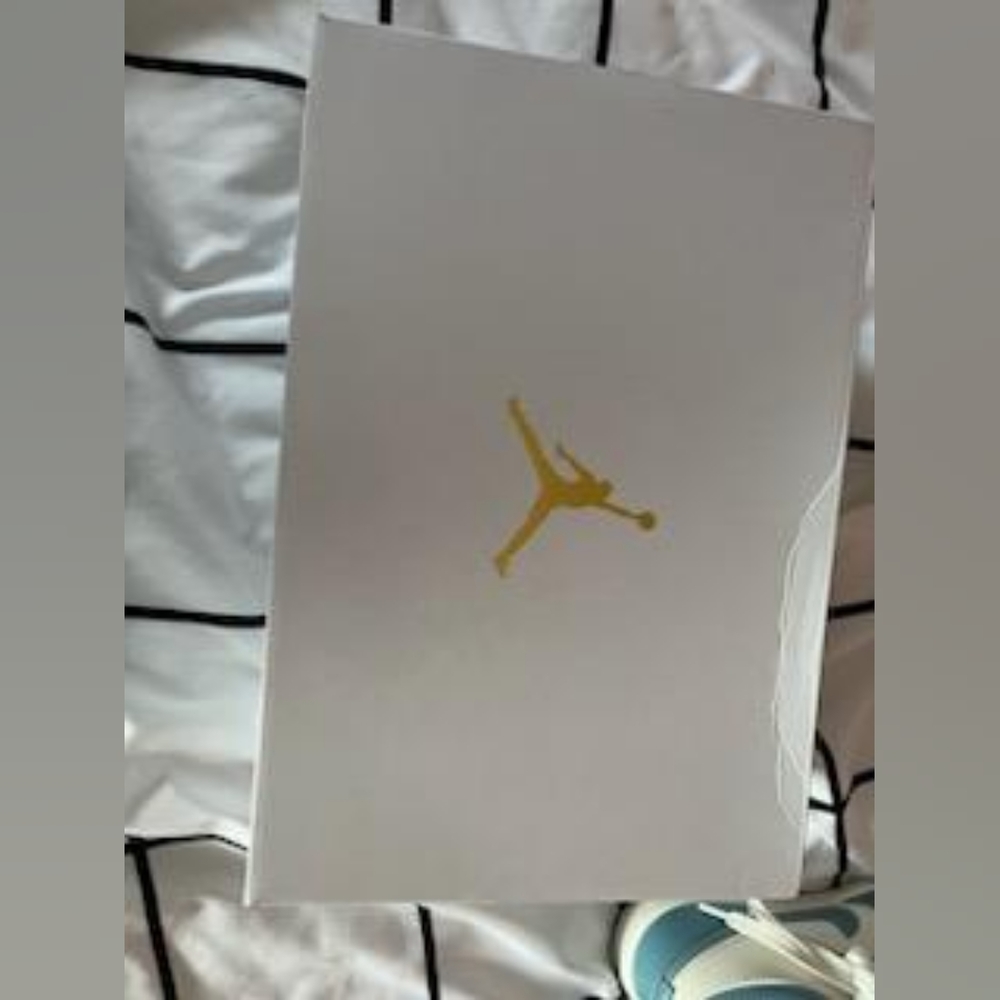 Air Jordan 1 Mid UNC (2022) - Picture 6 of 7